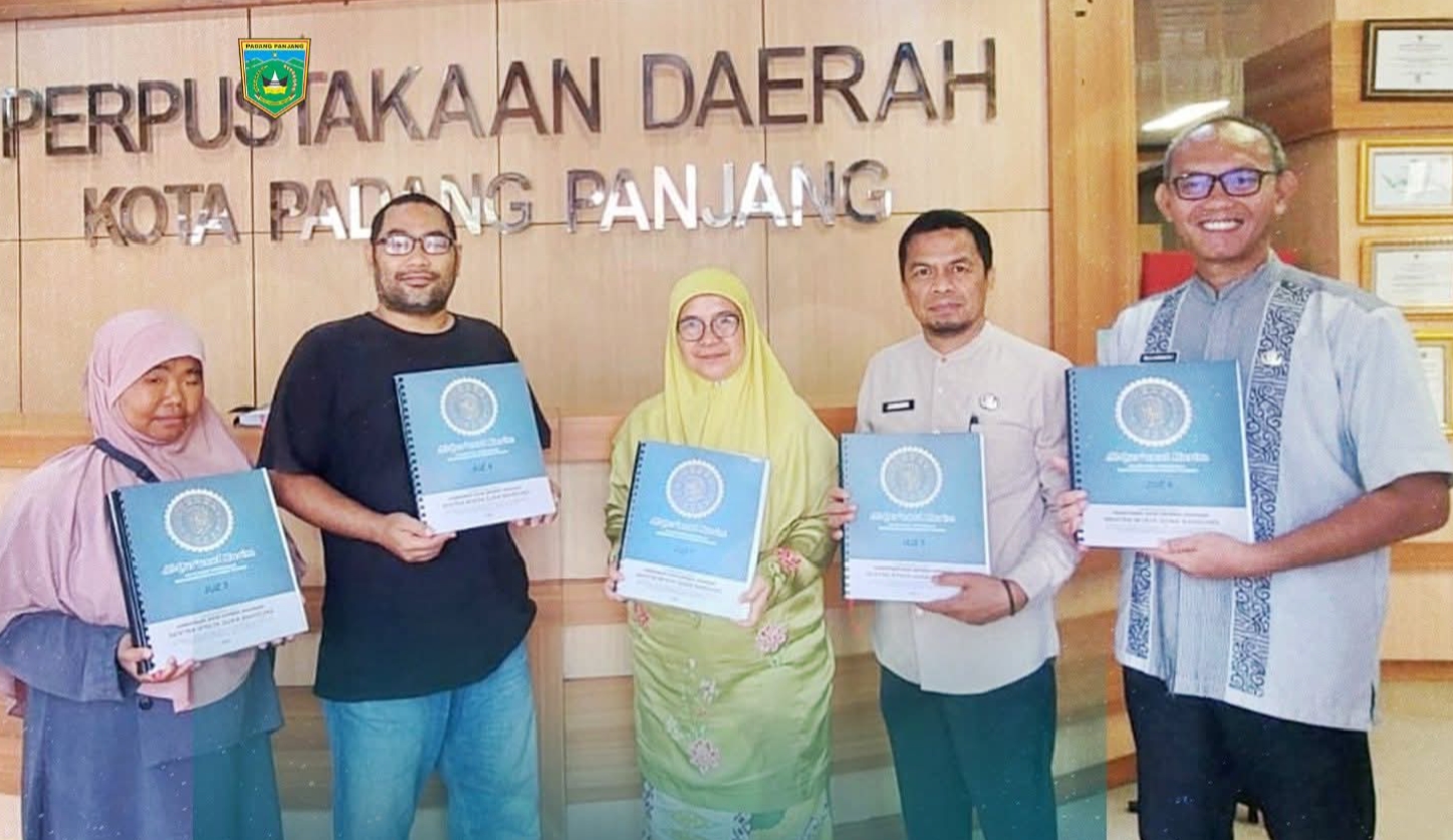 Penyumbang Alquran Braille Poto bareng pegawai DPK.